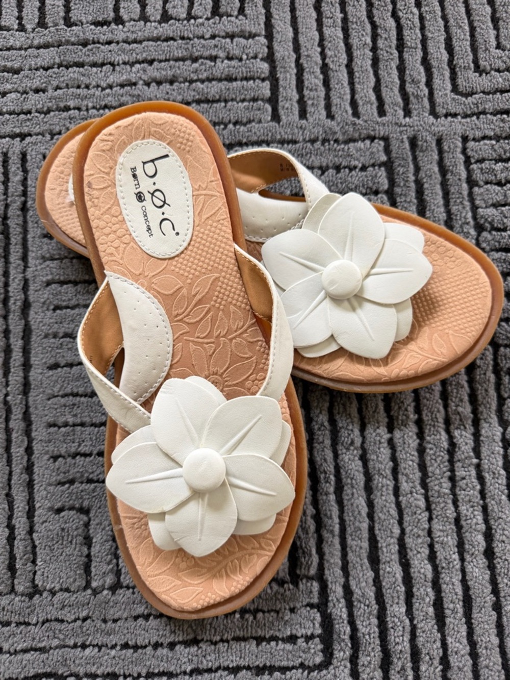 b.o.c. Ivory Floral-Accent Thong Sandals size 8 🌺🌸 - Picture 2 of 8